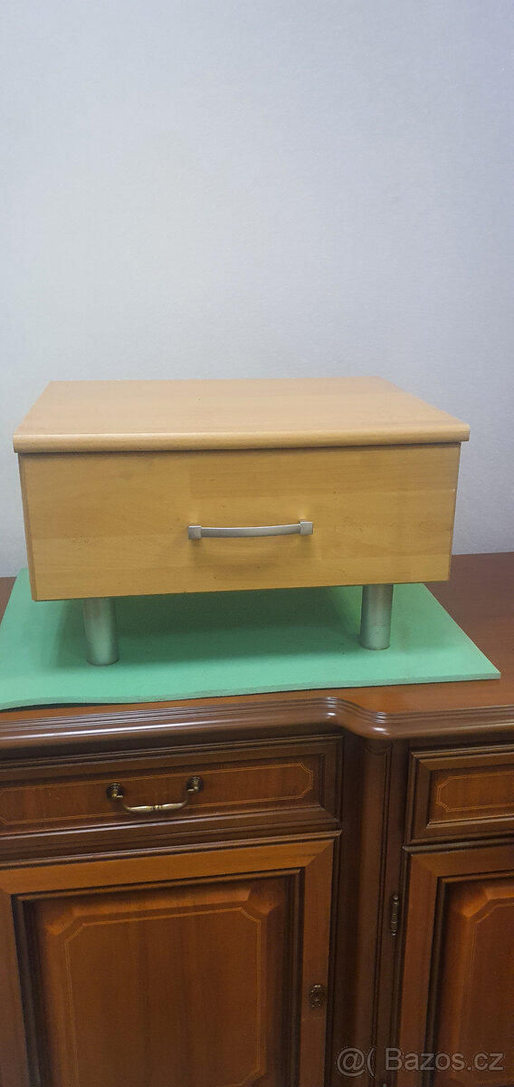 noční stolek
