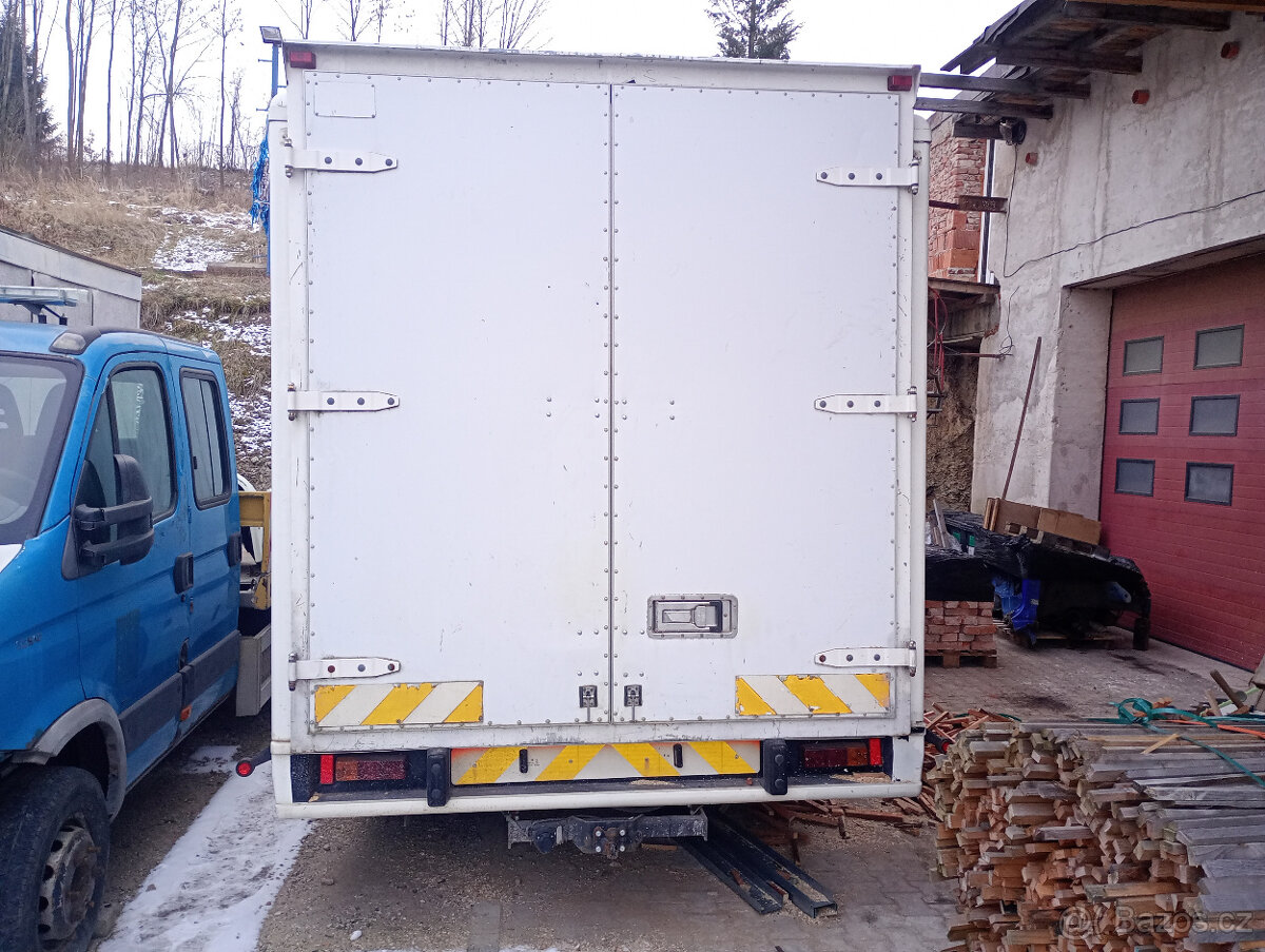 Obytný automobil - speciál Renault.