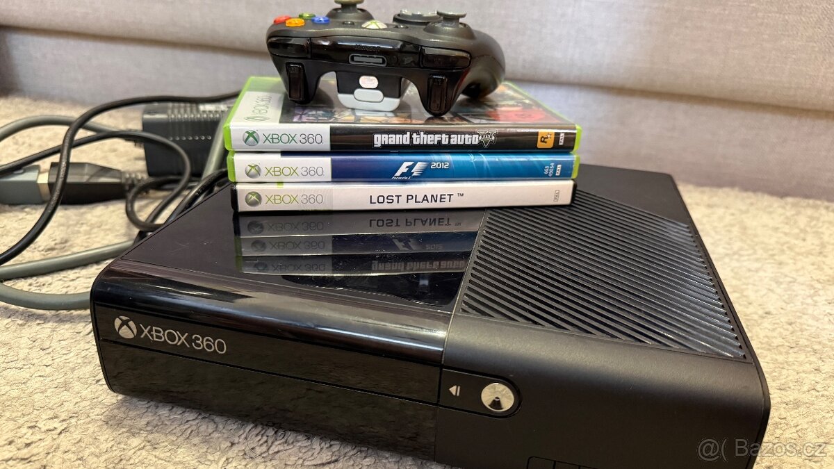 Xbox 360e + hry Xbox 360 + 2 hry