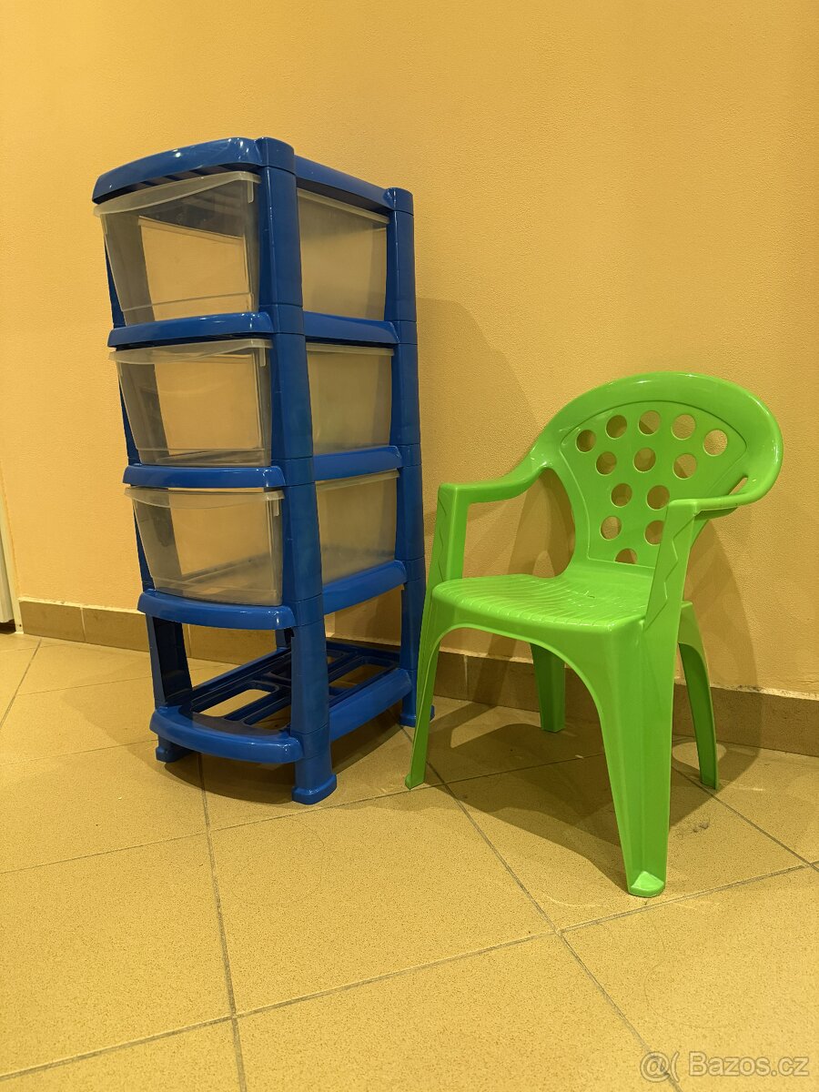 Plastová židlička + plastové zásuvky na hračky