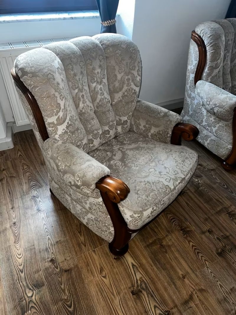 Křesla 2 ks - velmi pěkný stav, masivní dřevo