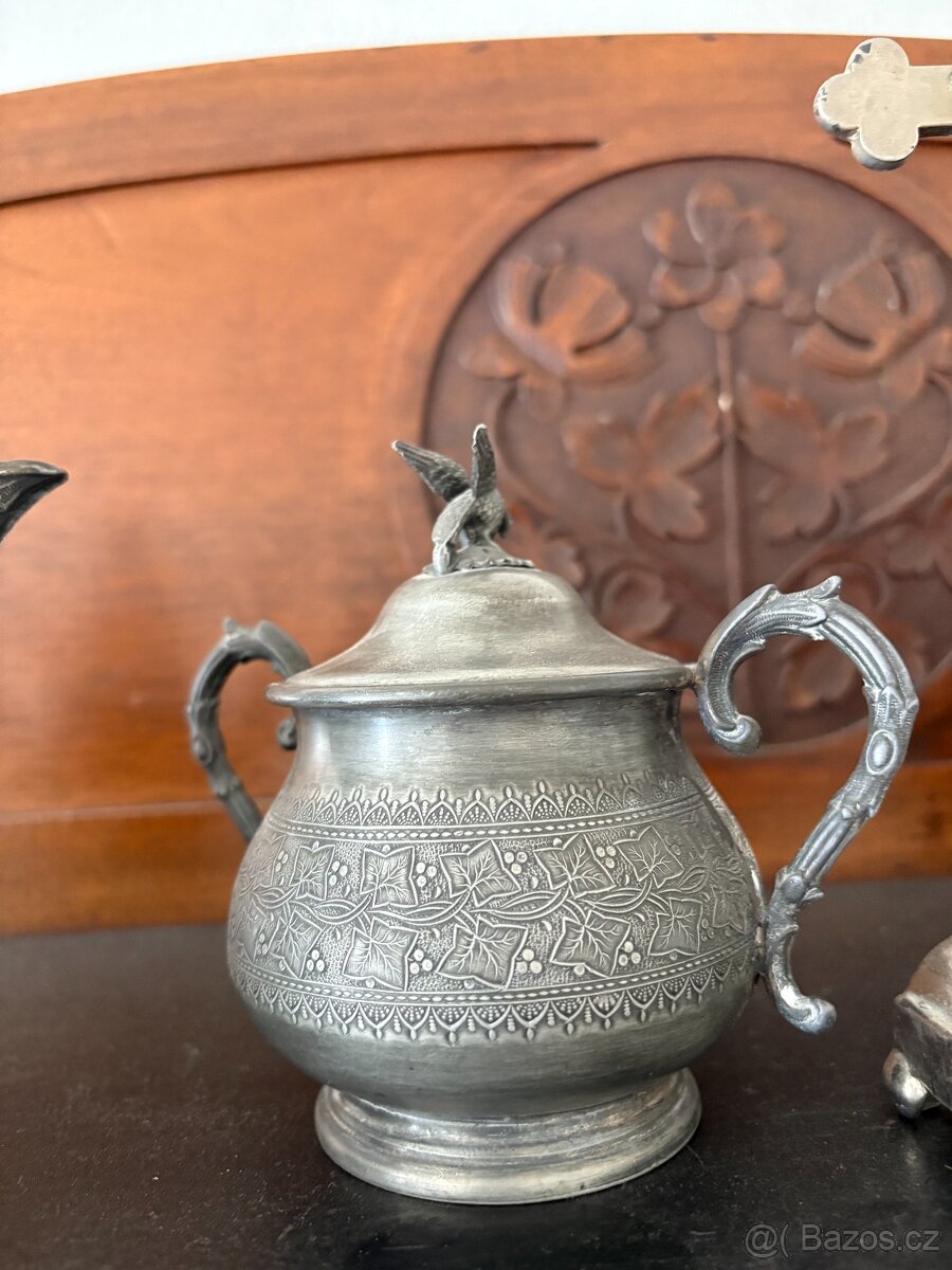 Starožitná kovová gravírovaná nádoba