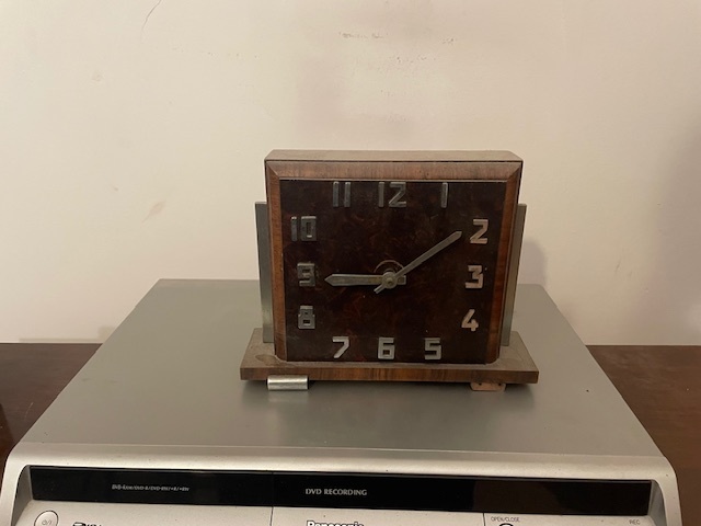 starožitné krbové hodiny ve stylu Art Deco