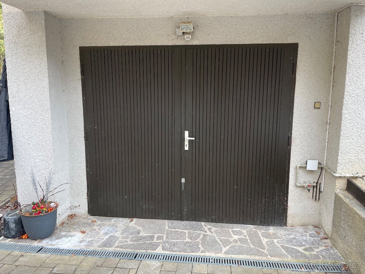 Prodám dřevěná garážová dvoukřídlá vrata