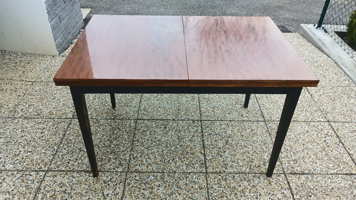 ROZKLÁDACÍ STŮL + 4 JÍDELNÍ ŽIDLE