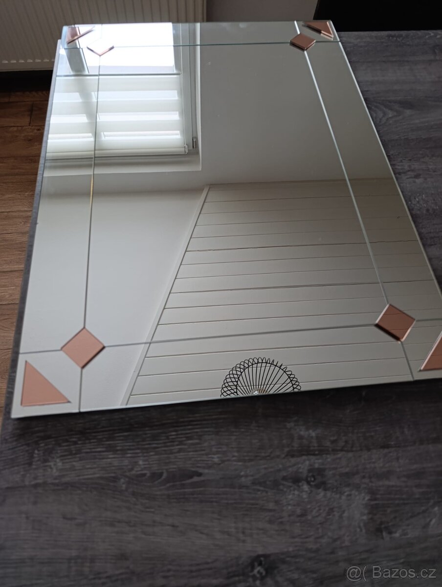 Zrcadlo a koupelnové doplňky