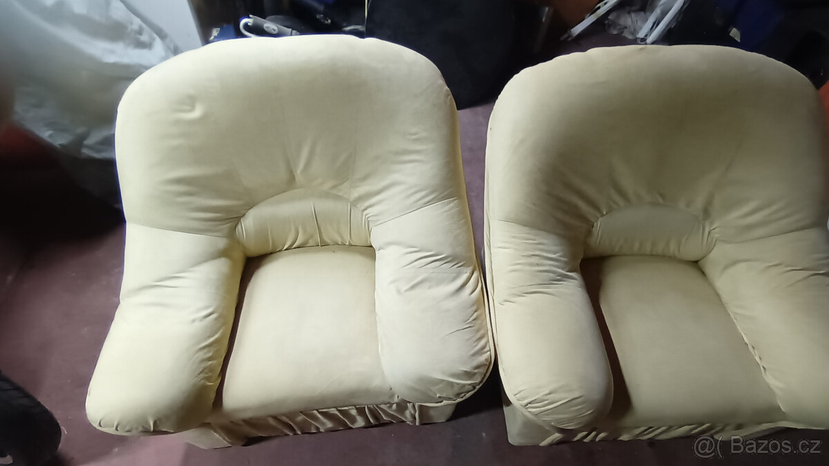 DVĚ KŘESLA ZA STOVKU