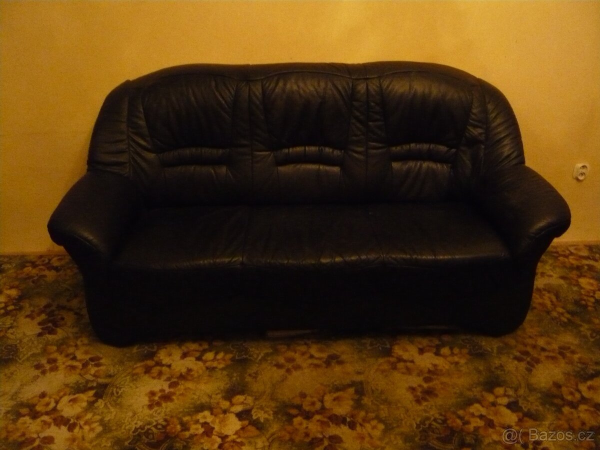 Kožená sedačka, konferenční stolek