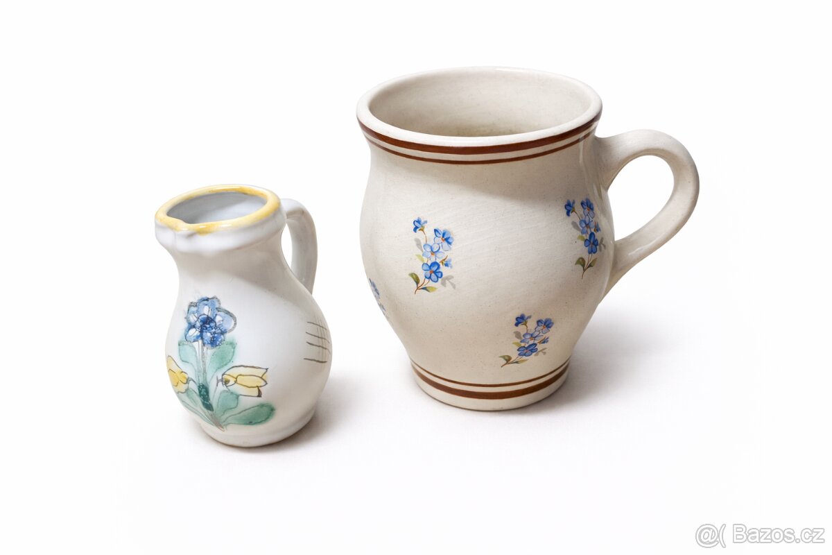 keramický hrnek a mléčenka