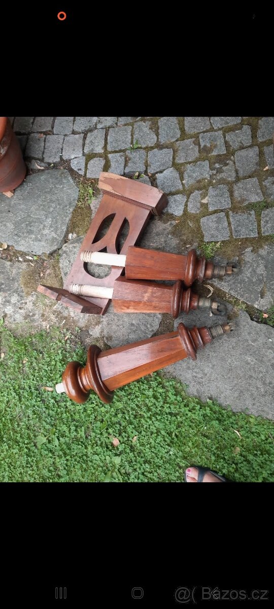 Nohy a další součástí starého klavíru