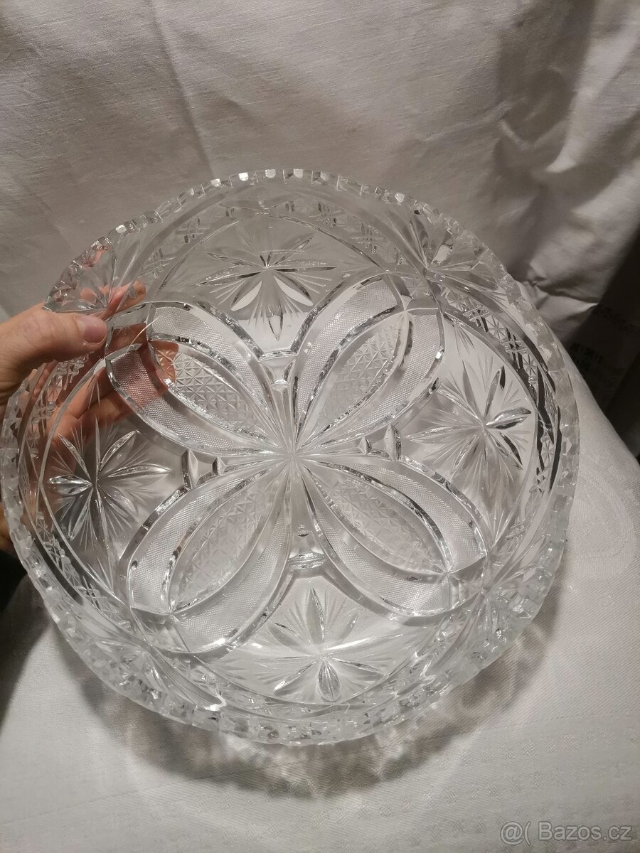 Skleněná mísa broušená