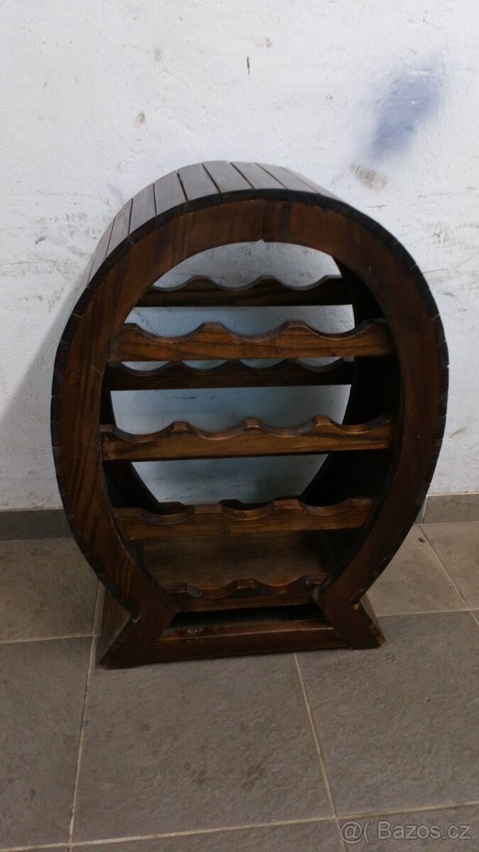 Dřevěná vinotéka