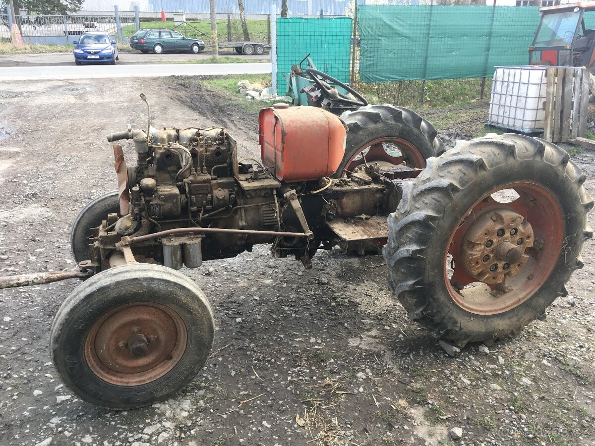 Zetor 3011 jednotlivé díly nebo celek