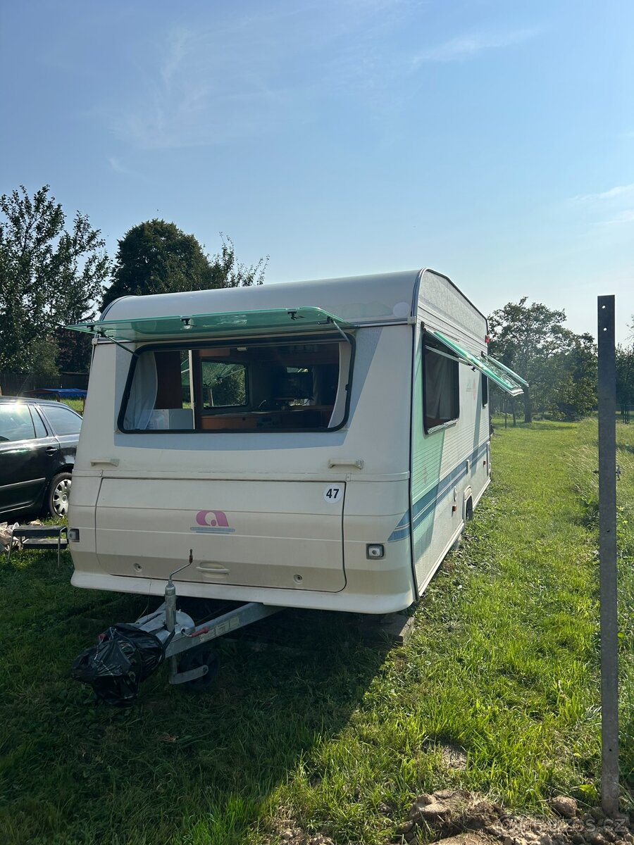 Karavan ADRIA Unica 462 DB, rok 2000, oddělená sprcha