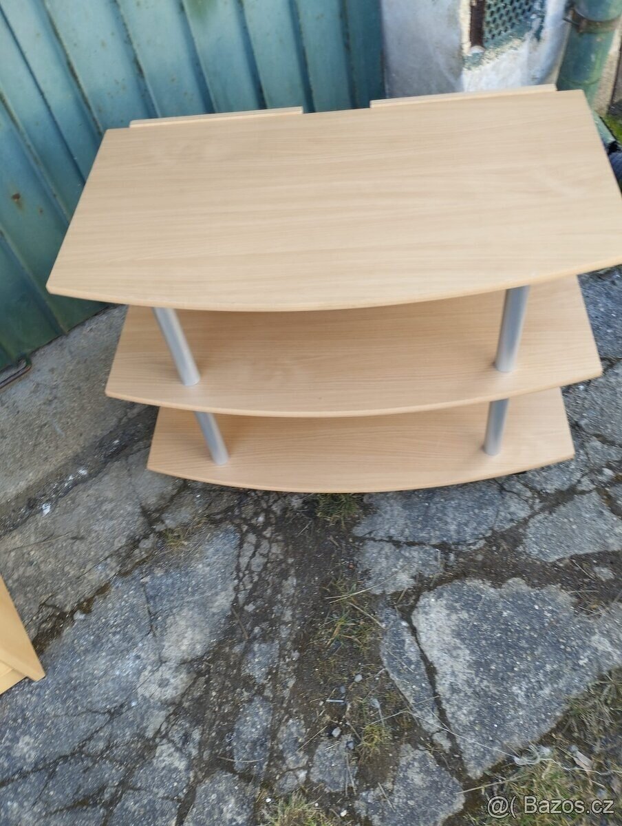 Televizní stolek na kolečkach světlé barvy