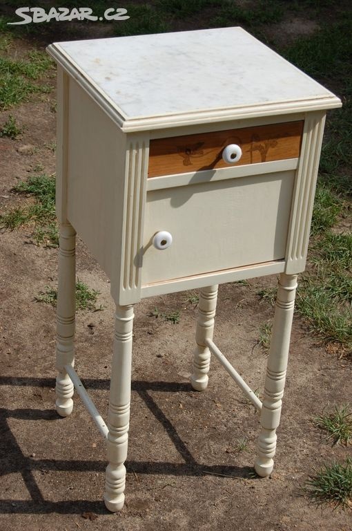 Secesní noční stolek s mramorovou deskou
