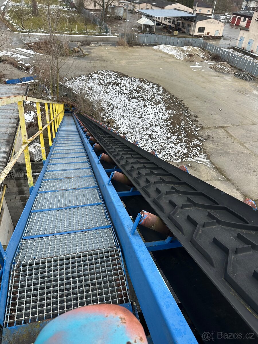 Pásový dopravník s ochozem, zásobník sypkého materiálu