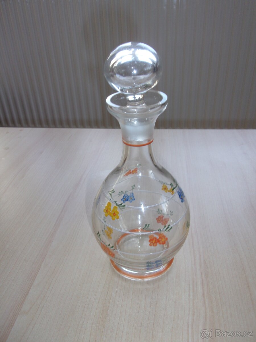 STARÁ KARAFA S RUČNĚ MALOVANÝM KVĚTINOVÝM VZOREM