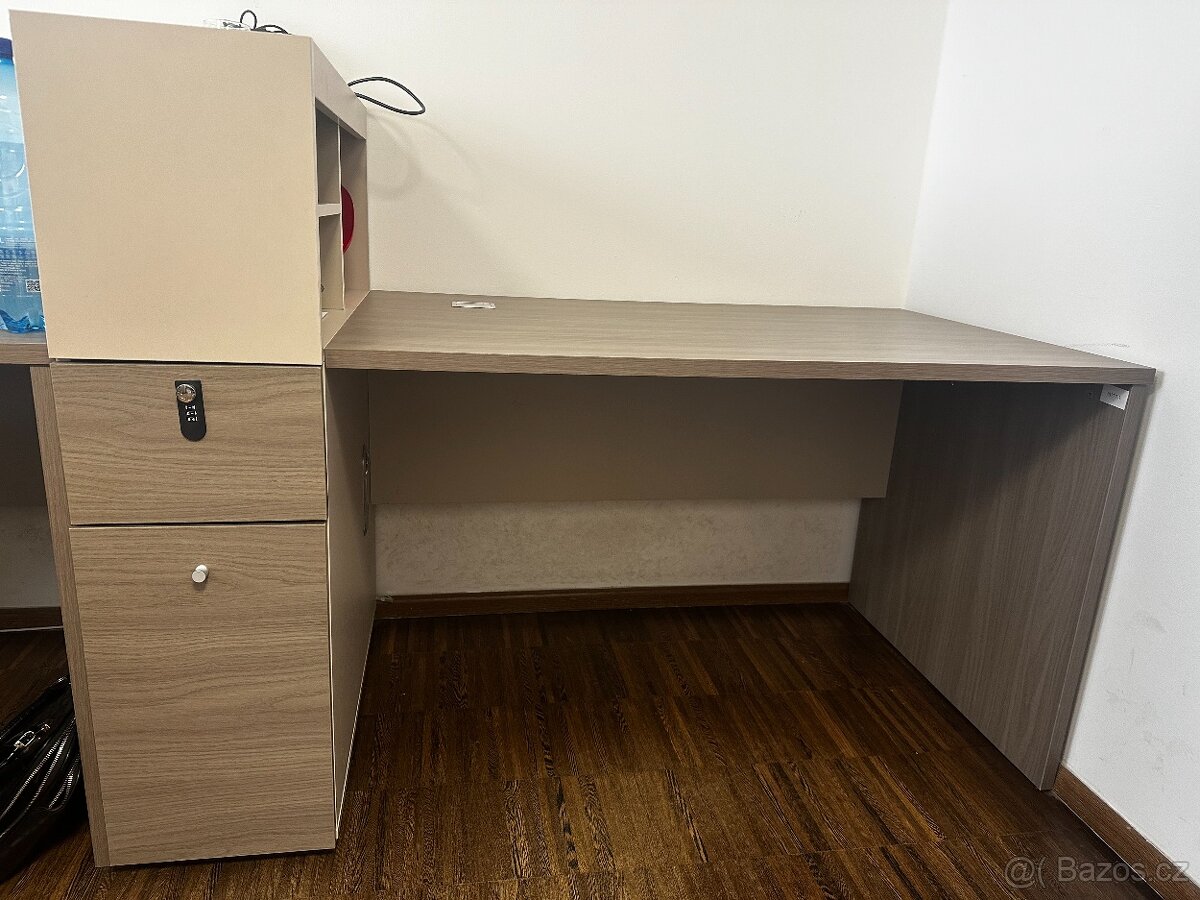 Pracovní stoly s poličkou a skříňkou