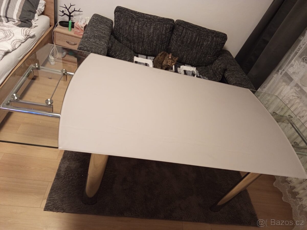 Skleněný jídelní stůl