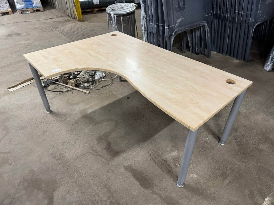 Rohový kancelářský / pracovní stůl – světlé dřevo + kovové n