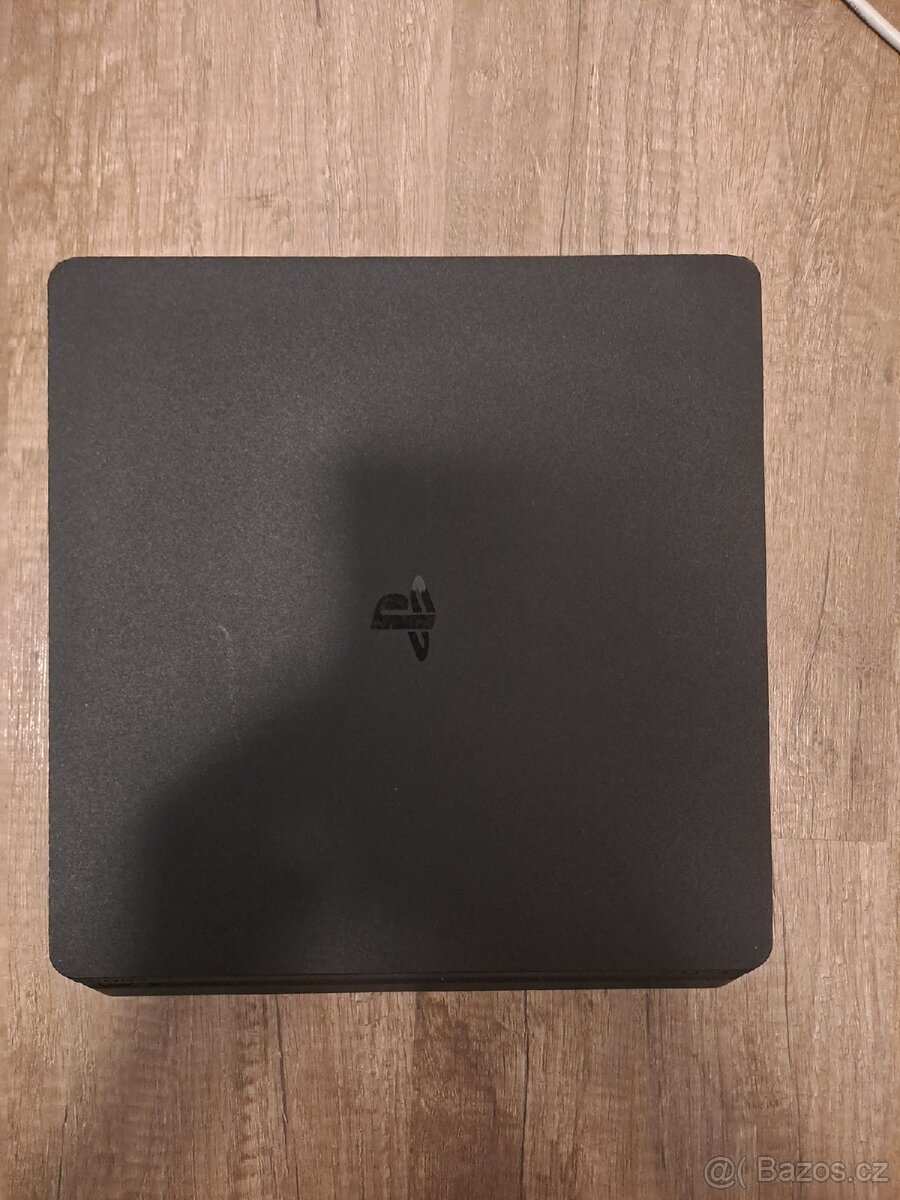 PS4 1TB + příslušenství