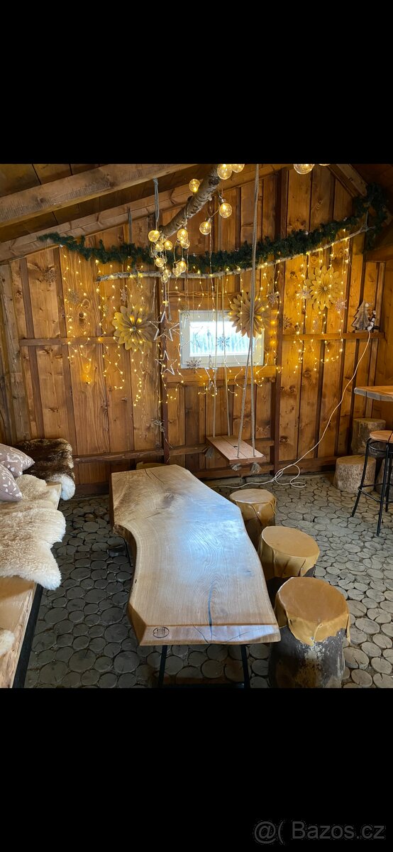 Dřevěný konferenční stůl