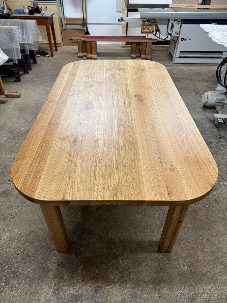 Dubový jídelní stůl