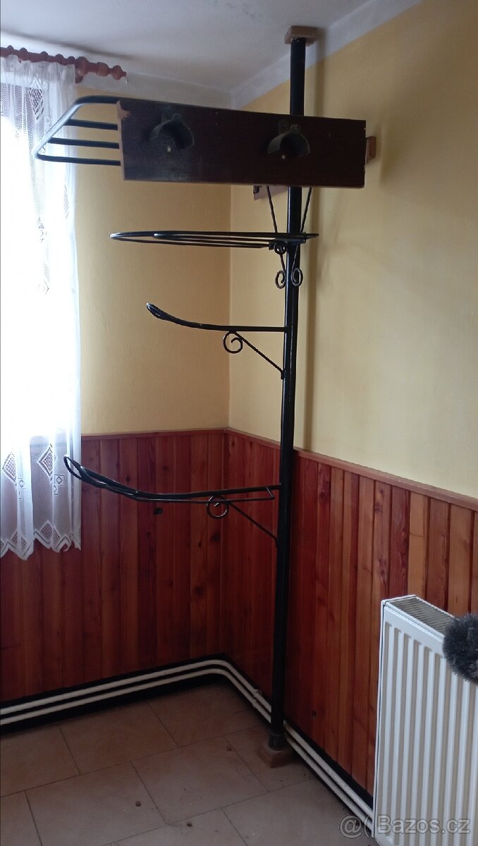 Stojan na sedla, dečky a uzdečky