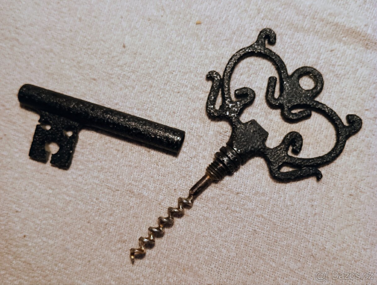 Ručně kovaný otvírák 70 léta pivo víno TOP kov.