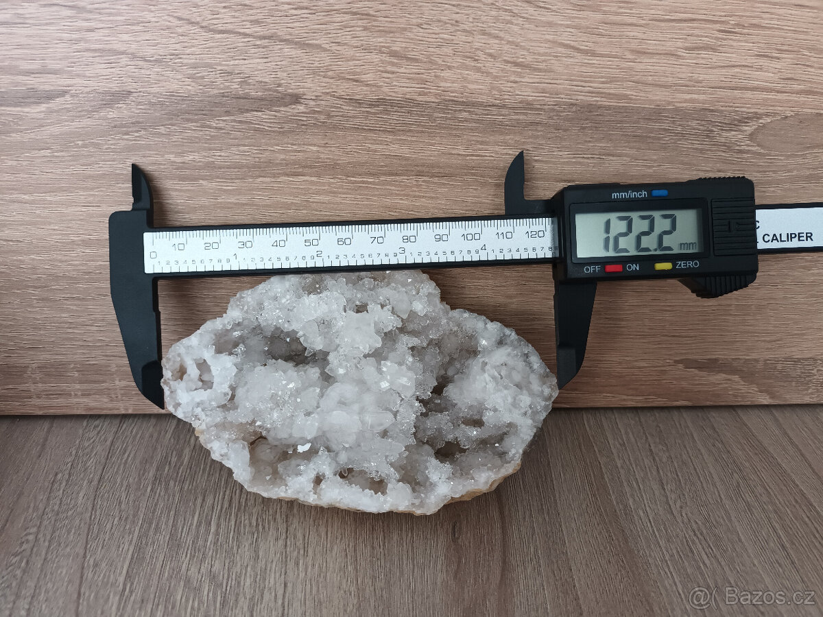 Větší křišťálová geoda.