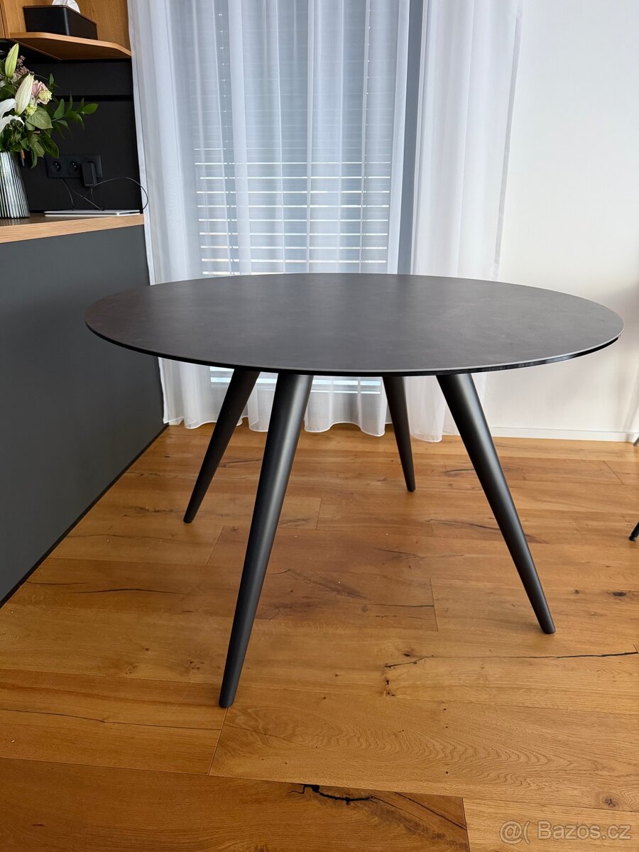 Designový skleněný stůl - černé sklo, průměr 120cm
