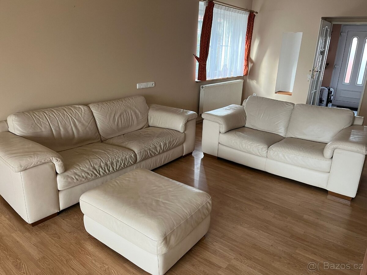 dvě sedačky a taburet značky Natuzzi