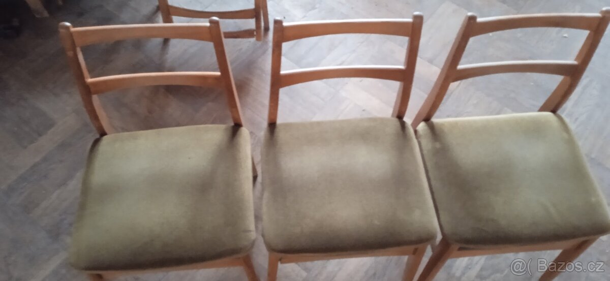 Židle ze společenského sálu