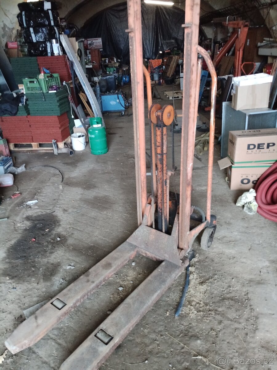 vysokozdvižný vozík