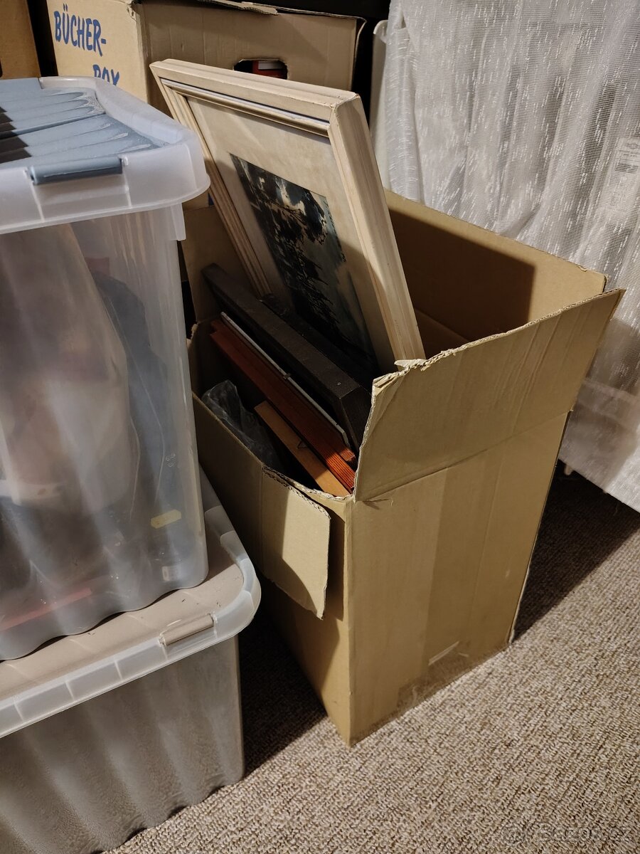 Krabice plná obrázků/obrazů