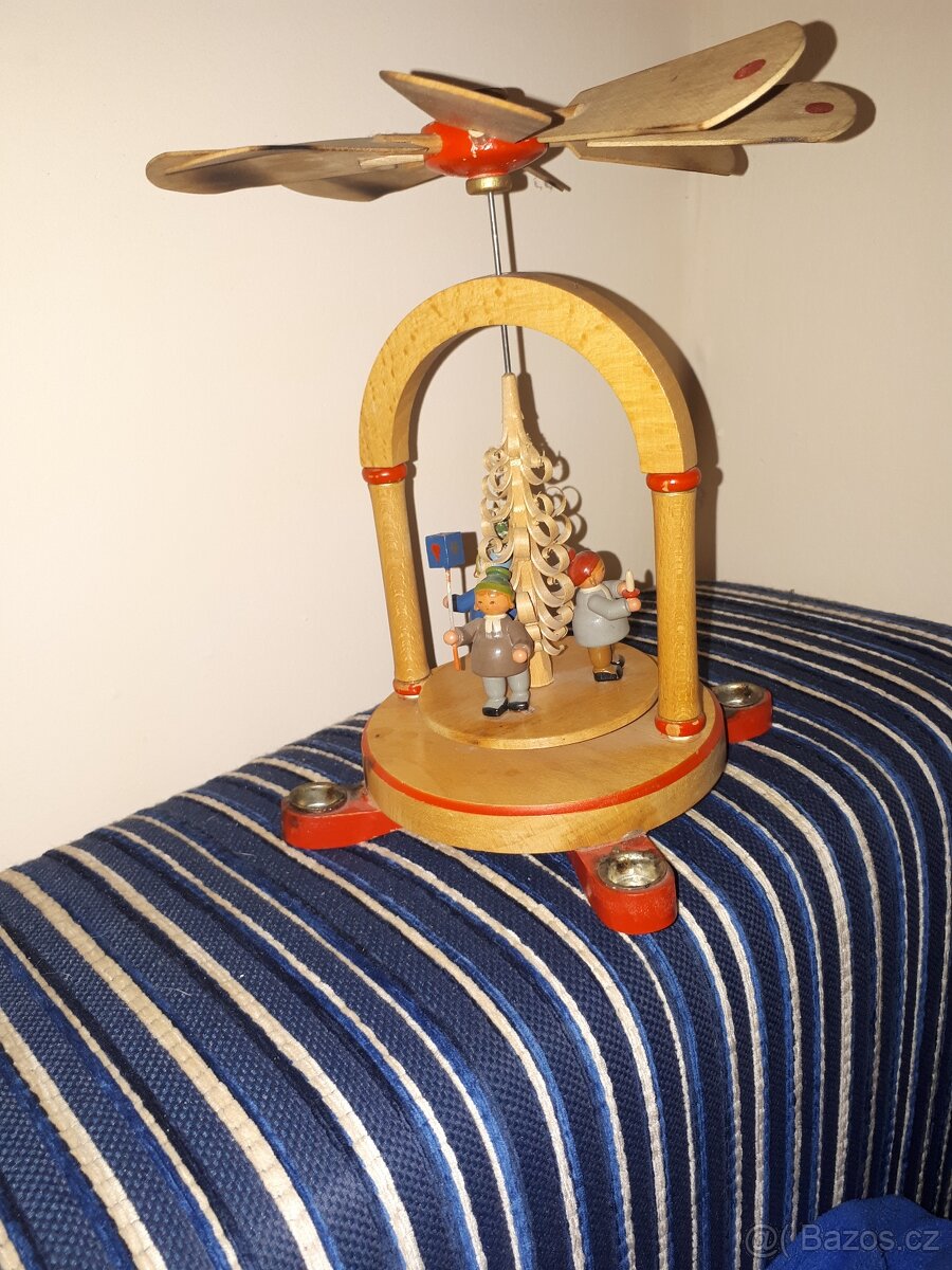 Starý dřevěný kolotoč