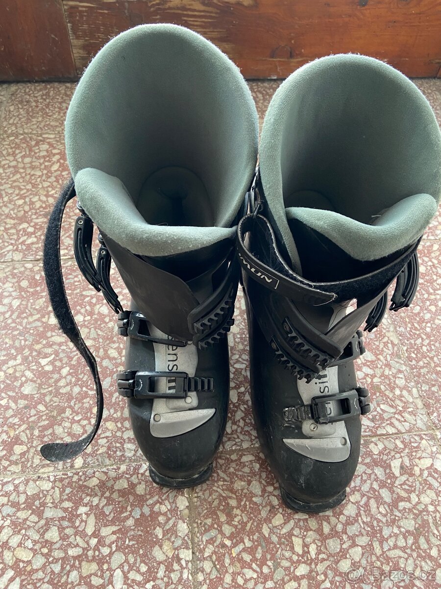 Prodám lyže, přilby a lyžáky