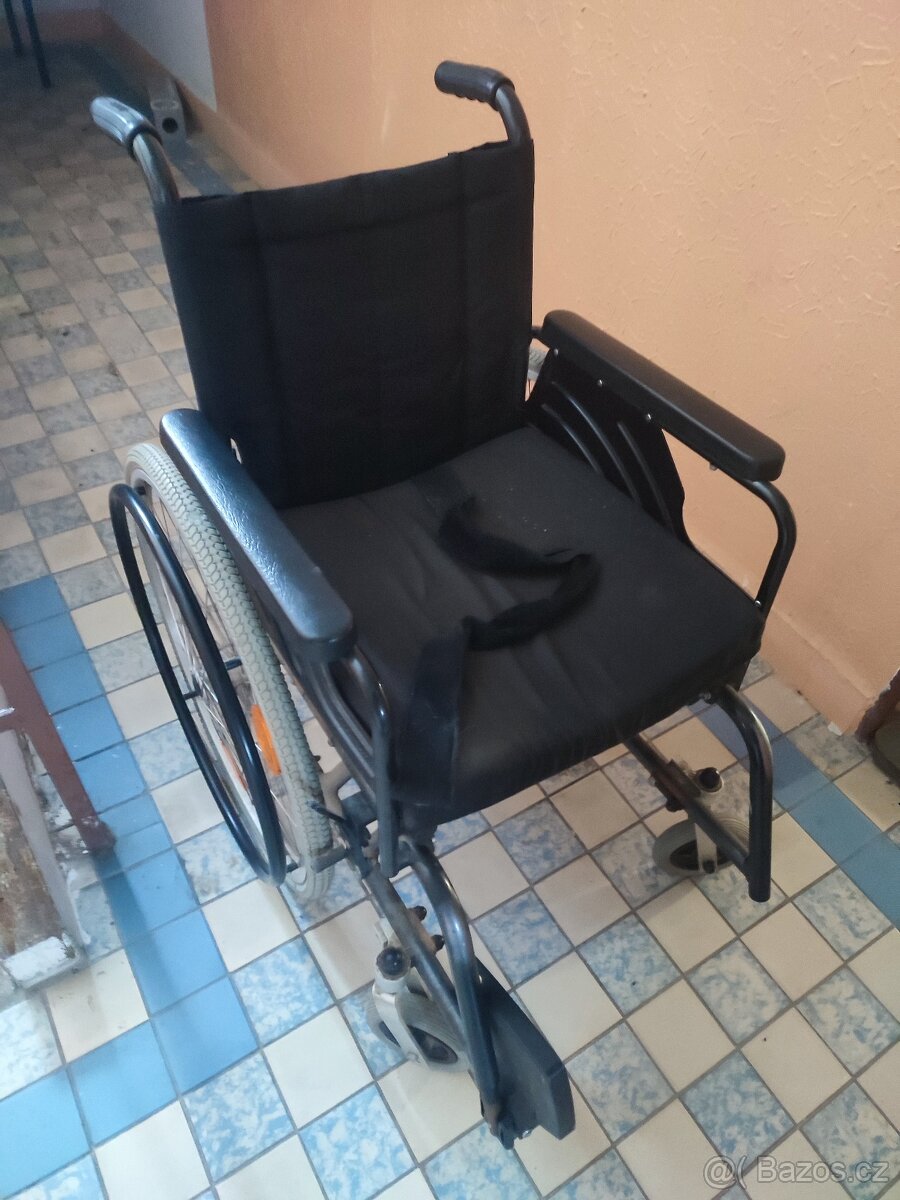 Mechanický Invalidní vozík s podsedákem 44cm