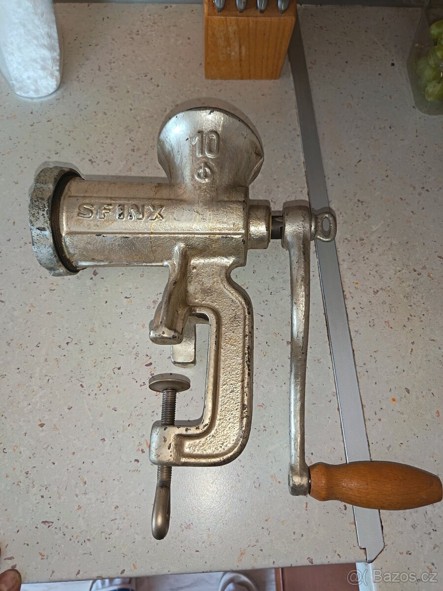 Starý mlýnek na maso SFINX 10