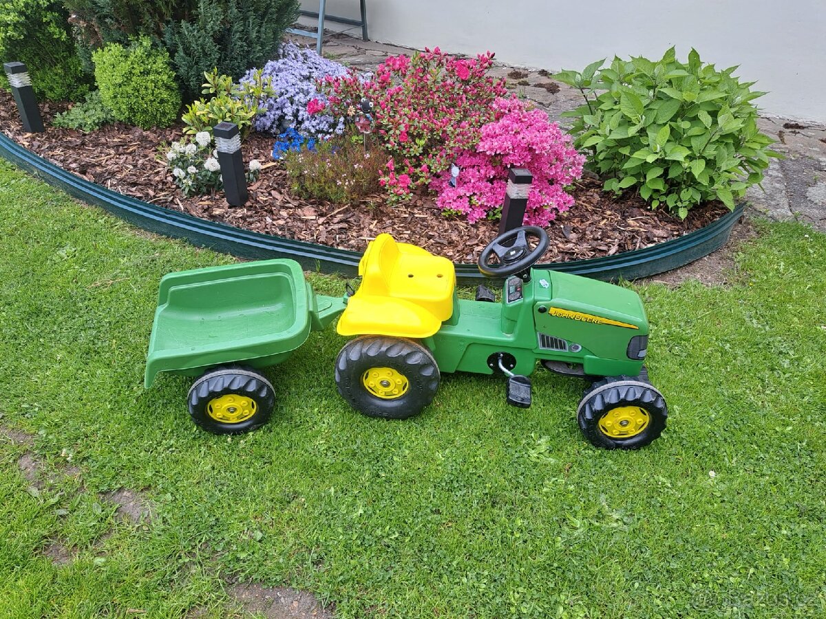 Prodám dětský šlapací traktůrek s vozíkem John Deere