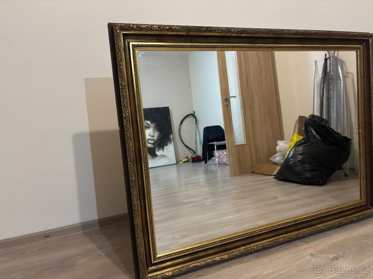 Krásné zlaté zrcadlo