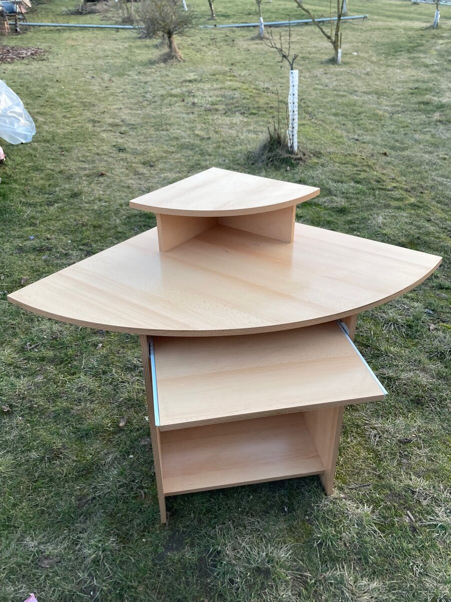 ROHOVÝ POČÍTAČOVÝ STOLEK.