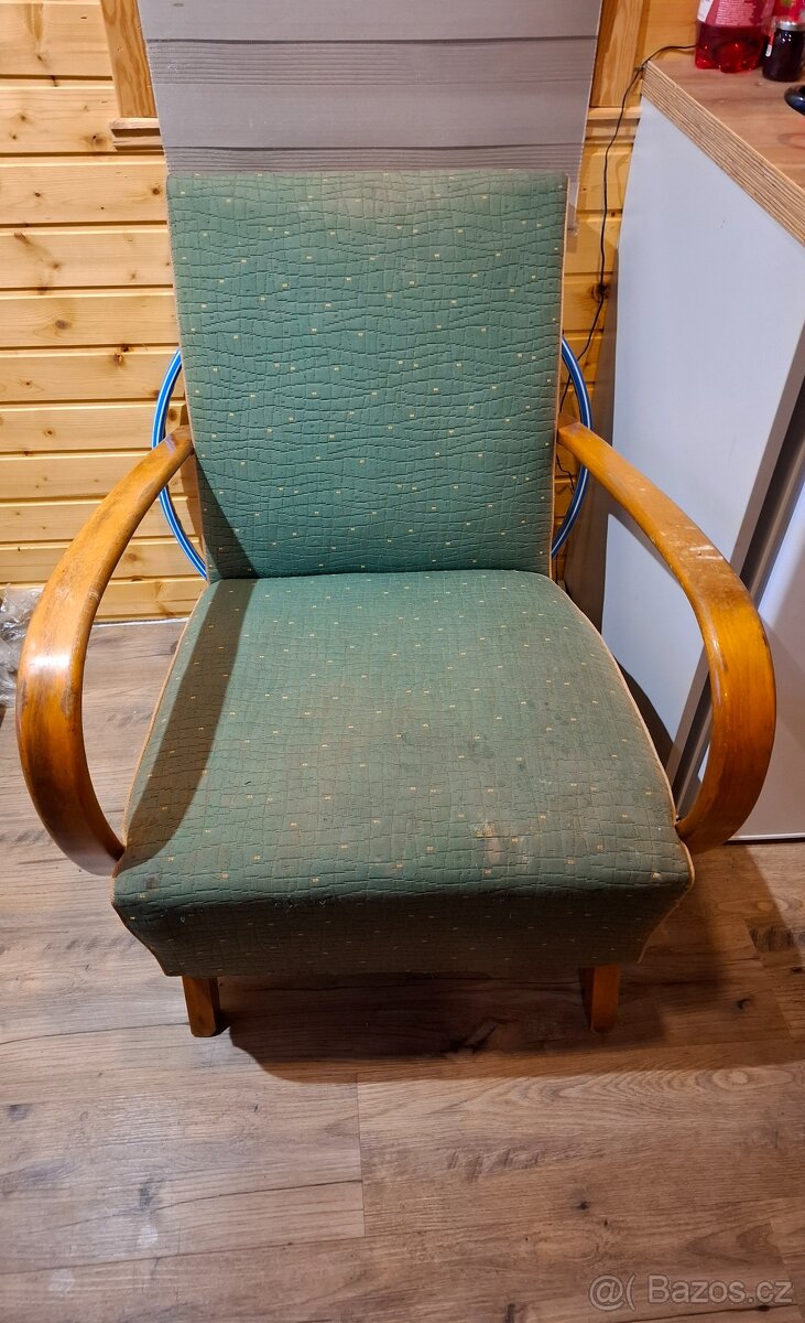 Staré křeslo a stůl