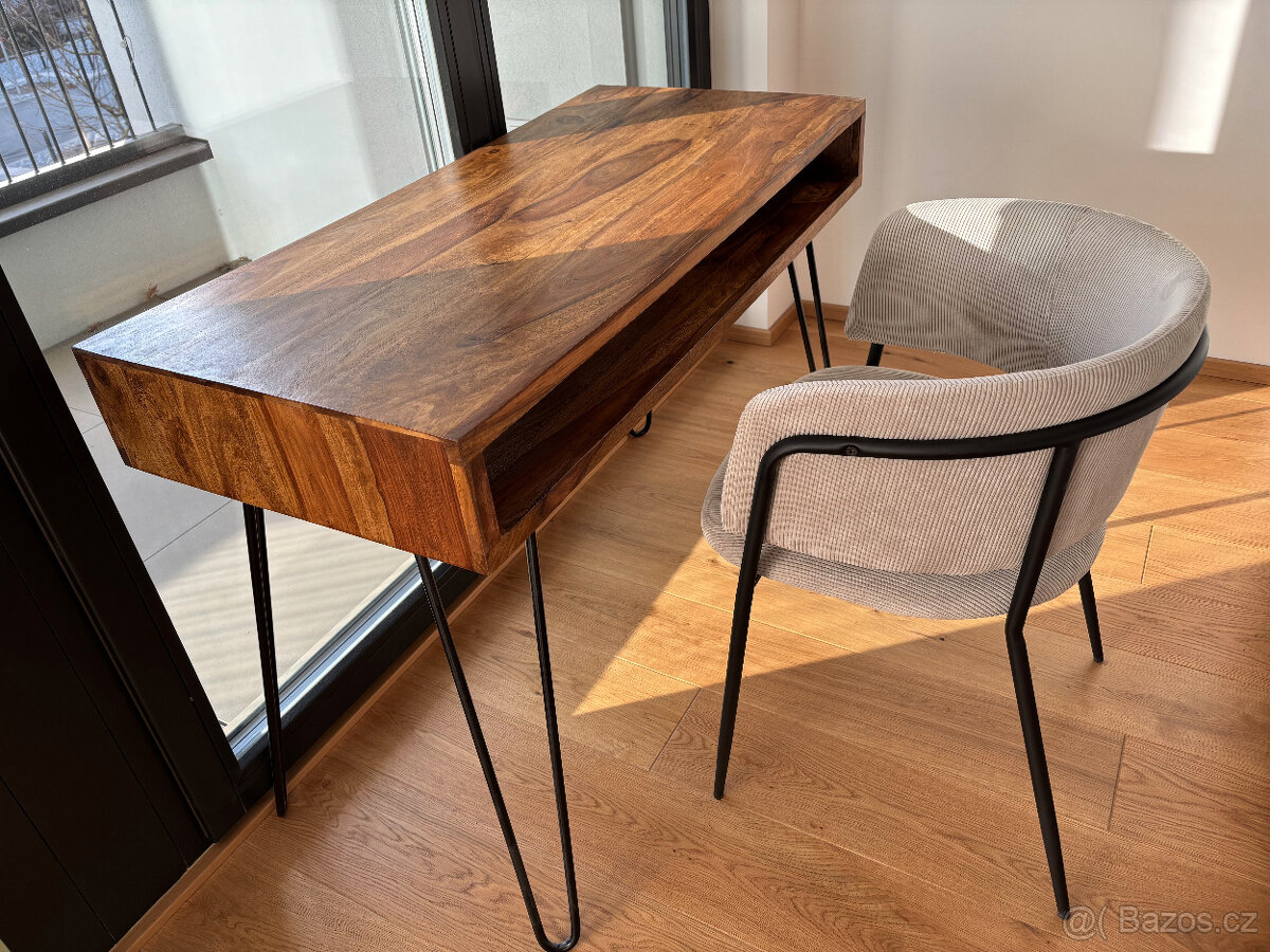 Nový stůl z masivního mangového dřeva na prodej