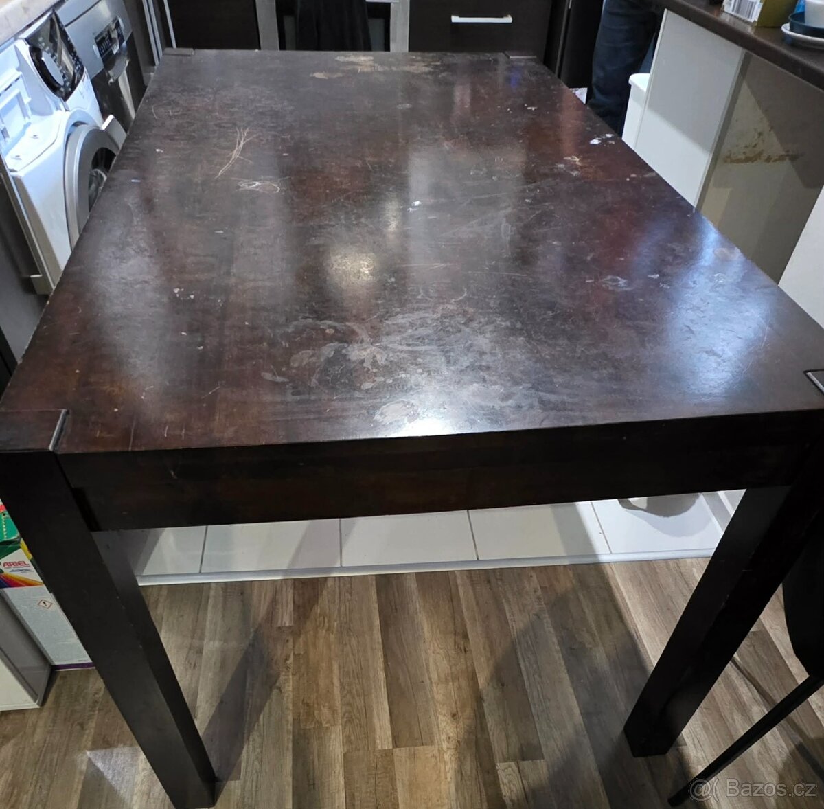 Stůl na prodej.