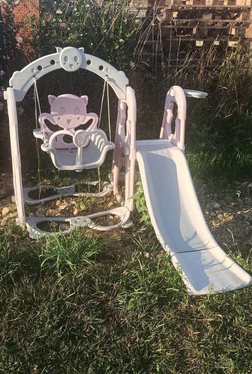 Dětská houpačka se skluzavkou