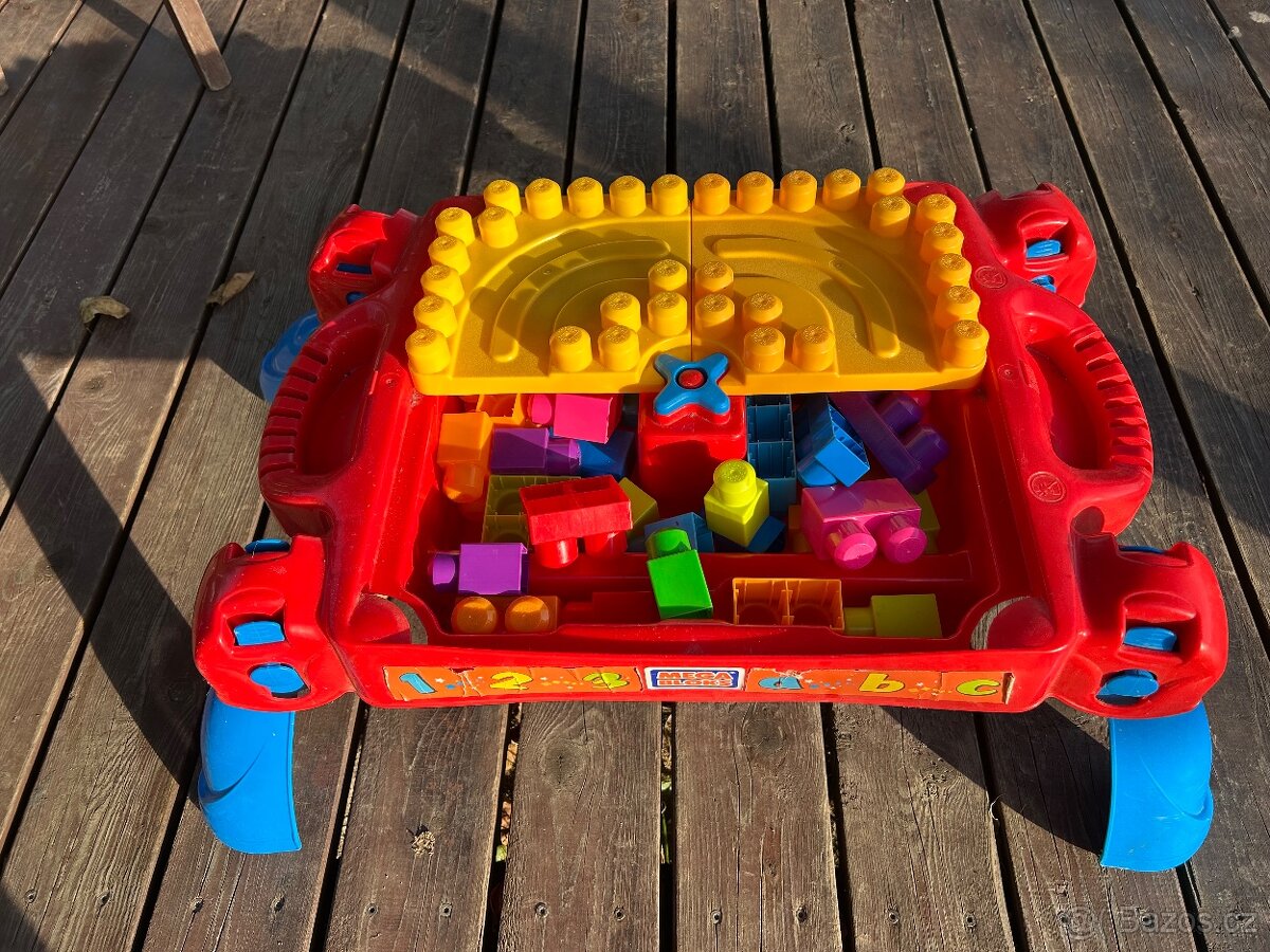 Vozík s kostkami a stolečkem