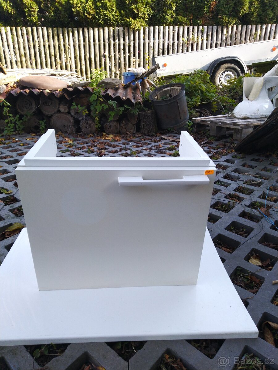 Závěsná koupelnová skříňka.