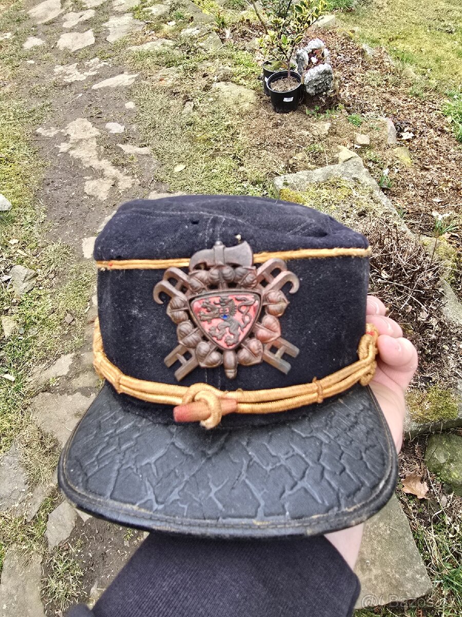 KRÁSNÁ STARÁ HASIČSKÁ HELMA / HASIČSKÁ ČEPICE